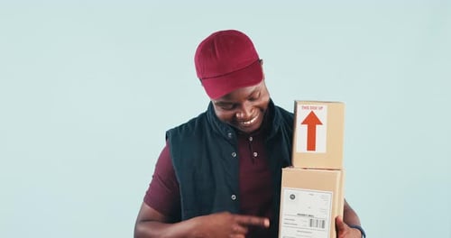 Zusteller, Boxen und Daumen hoch im Studio mit Gesicht, Portrait und Lächeln für die Lieferkette von Blue