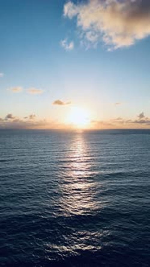 Soleil se levant dans le ciel tôt le matin