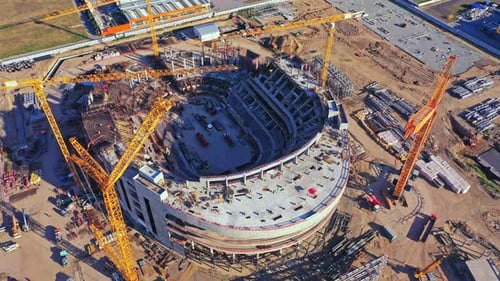 Grandes grúas y maquinaria pesada operan en el sitio de construcción