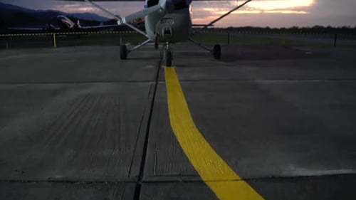 avion cessna au coucher du soleil sur la plate-forme
