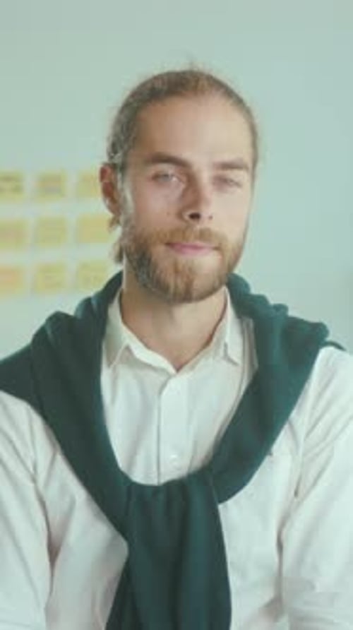 Professionnel de bureau joyeux, homme détendu avec un environnement lumineux, professionnel informel, bien éclairé