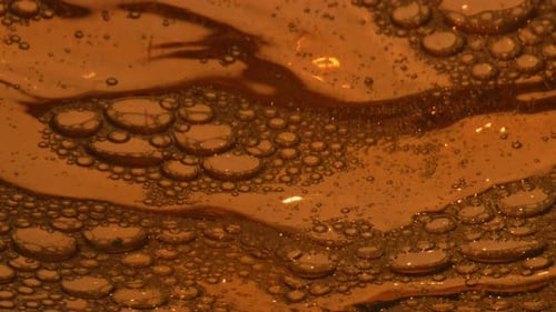 Nahaufnahme von Bierschaum im Gefäß. Gerstenalkoholgetränk, sprudelnd
, transparent