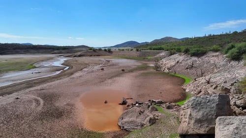 Vue aérienne du lit asséché de la rivière et des collines, États-Unis.