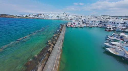 Vol de Drone FPV au-dessus du village de Naoussa, Paros, Grèce, ville côtière de jour