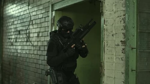 Un opérateur des forces spéciales recharge un fusil lors d'une manœuvre du CQB