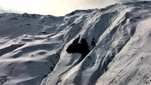 Un Drone filme une pente d'avalanche potentiellement dangereuse