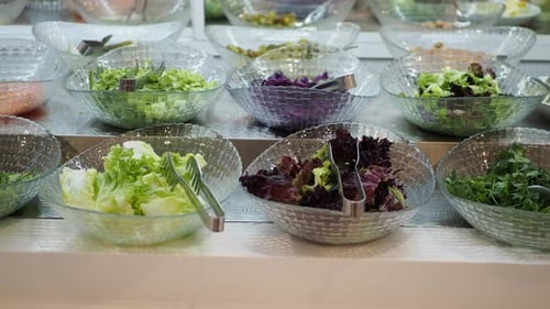 Un bar à salade frais et dynamique proposant une grande variété de légumes verts délicieux et nutritifs