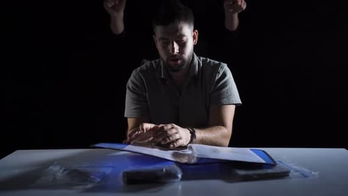 Policial mostrando arquivo criminal para criminoso