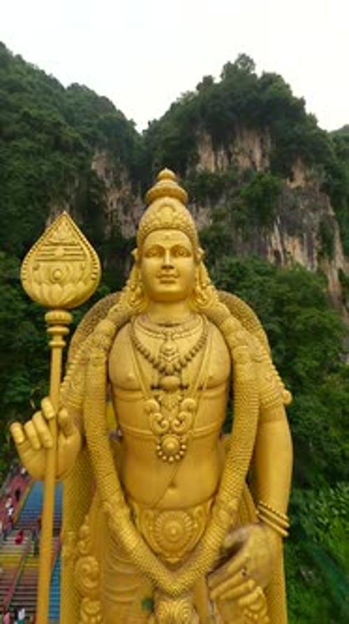 Photo FPV des grottes de Batu et de la statue dorée de Murugan à Kuala Lumpur en Malaisie