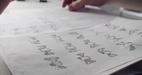 Nahaufnahme eines Mannes, der ein neues Ringdesign auf ein weißes Papier zeichnet und projiziert. Konzept: Designer, Golf
