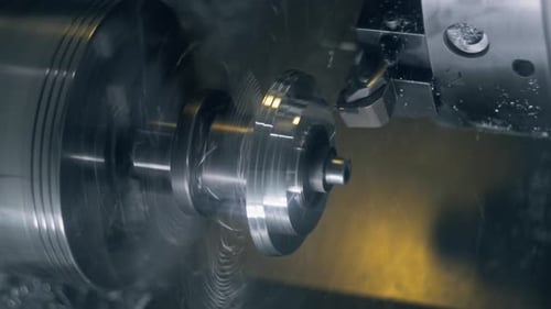 Drehmaschine mit CNC-Technologie schneidet Metallwerkstücke