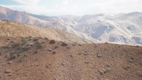 Majestuosas montañas del Pamir en Tayikistán con terreno accidentado y vistas