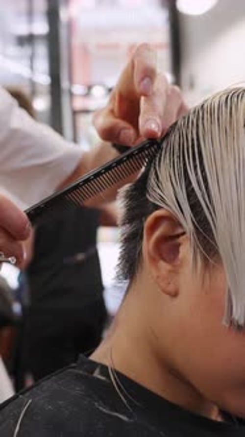 Peluquería cortando el pelo en cámara lenta