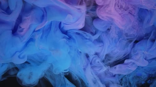 Kollision zwischen rosafarbener und blauer Tintenwolke