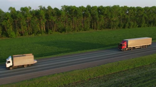 Lastwagen mit Sattelzug fahren die Autobahn entlang Drohne View