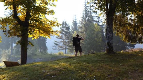Caminhante turístico viajante caminhando sozinho na borda da montanha da floresta olhando para o horizonte, Caumasee Fl