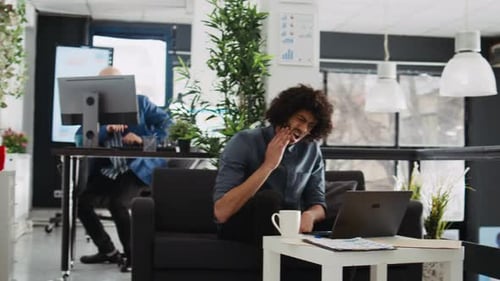 Employé blessé avec un mal de dents