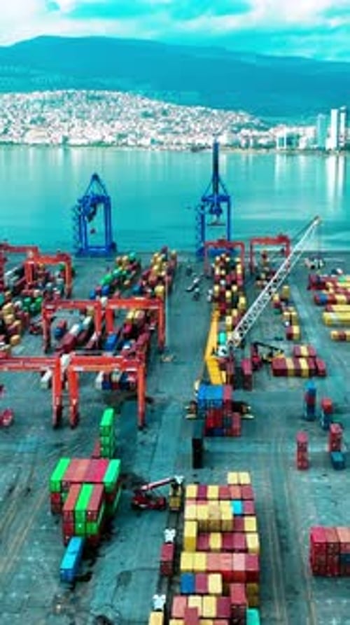 Vidéo verticale du port - Images filmées par drone de conteneurs, de cargos et de grues de chargement dans le port