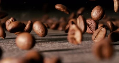 Nahaufnahme von Kaffeesamen. Duftende Kaffeebohnen Super Macro Close Up. In Superzeitlupe aufgenommen