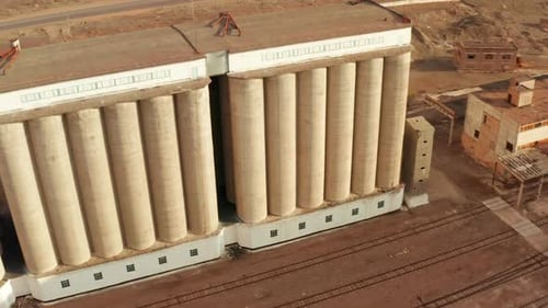 Vue depuis un Drone sur les colonnes grandioses d'un moulin à farine, des bâtiments industriels, un silo de stockage de céréales