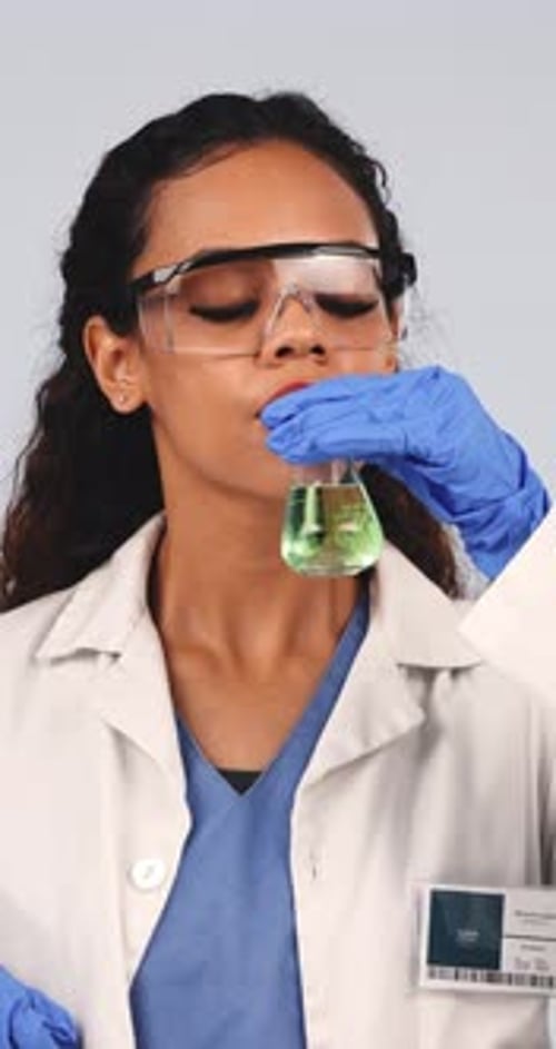 Visage, scientifique et chimie en studio avec avertissement, leçon de sécurité et danger d'expérience