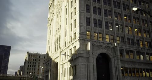 La arquitectura urbana refleja una luz dorada en un ajetreado paisaje urbano