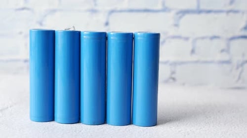 Nahaufnahme von Batterien auf dem Tisch