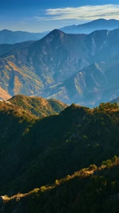 Sommets pointus des montagnes californiennes illuminés par un soleil éclatant.