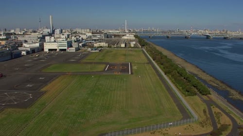 Landung auf dem japanischen Hubschrauberlandeplatz von Tokio und Aufnahme der Metropole aus dem Hubschrauber