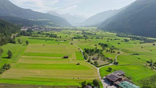 Magnifique panorama aérien de Tarrenz en Autriche