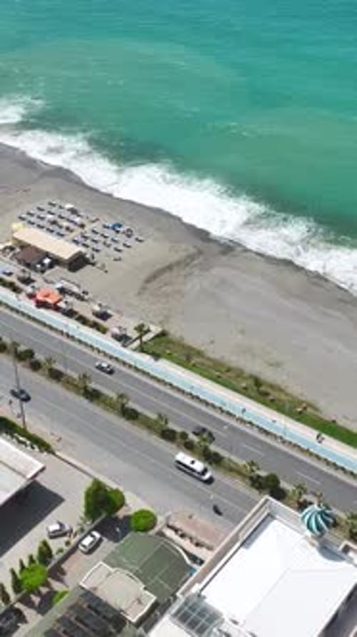 Hermosas casas blancas están tomando forma a lo largo de la costa mediterránea