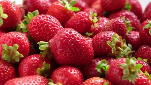 Erdbeere auf weißem Hintergrund Erdbeerhintergrund Rote frische Erdbeer-Tapete Makro-Textur