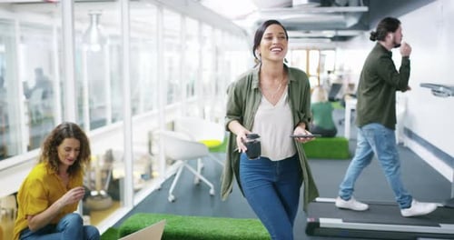 Séquence vidéo 4k d'une jeune femme d'affaires discutant avec ses collègues dans un espace de coworking