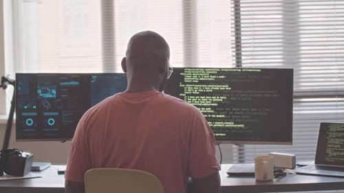 Vue arrière du codage du programme d'ingénieur logiciel