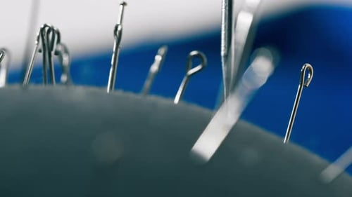 Das Nadelkissen „Super Closeup in a Sewing Workshop“ ist mit Nadeln und Stecknadeln überzogen