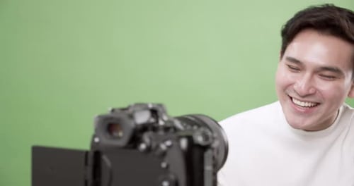 Un presentador demuestra atractivas técnicas de producción de vídeo en un estudio.