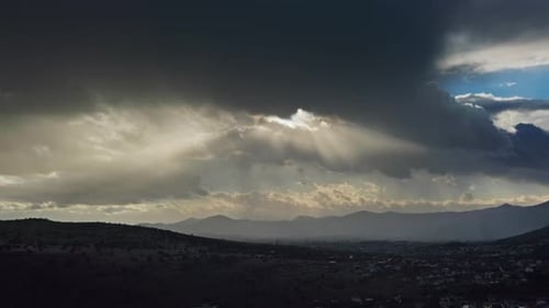 Rayons de soleil en mouvement et paysage de montagne