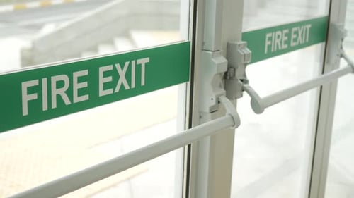 Notausgangstür in einem Gebäude