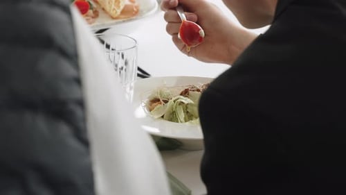 Lebensstil und Prozess des Salatessens durch eine nicht wiederzuerkennende Person während des Banketts
