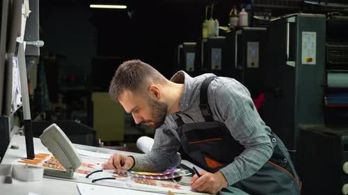 Graphiste choisissant les couleurs à partir de la palette de couleurs Concept de gestion des couleurs dans l'impression
