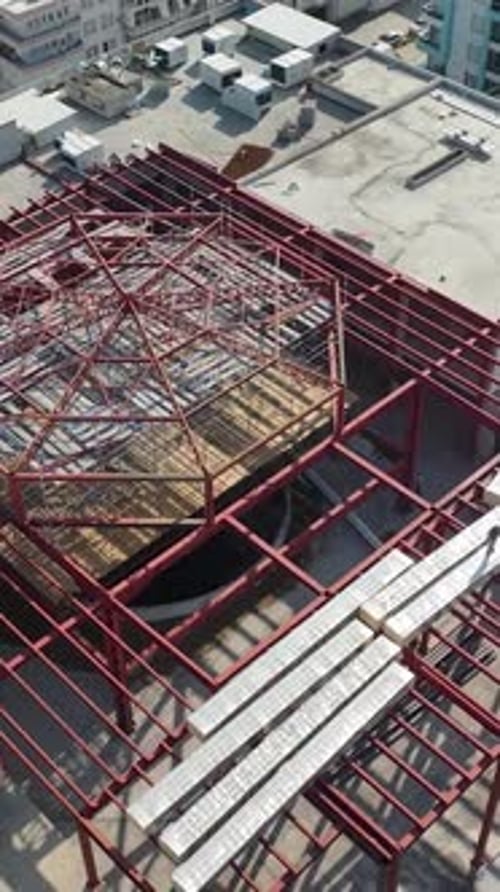 Vídeo vertical: materiales de construcción con carga elevada para un centro comercial alto