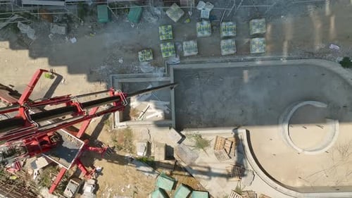 Vista aérea: casas costeras que toman forma en el Mediterráneo