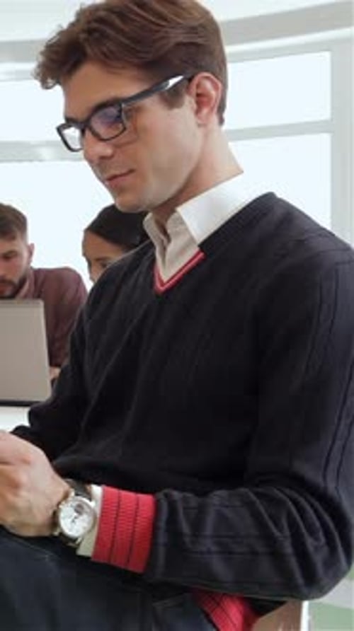 De jeunes managers dynamiques collaborant dans un espace de bureau lumineux