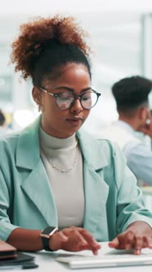 Escribidora, desarrolladora de software y mujer de negocios en la oficina de actualización y desarrollo de juegos