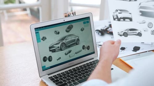 Un
designer automobile analyse soigneusement un prototype de voiture. Fastidieux