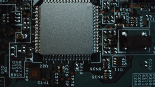 Bunte Leiterplatte, Komponenten der Computer-Hauptplatine: Mikrochips, CPU-Prozessor, Transis