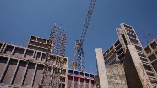 Grúa torre sobre edificio de hormigón armado en construcción