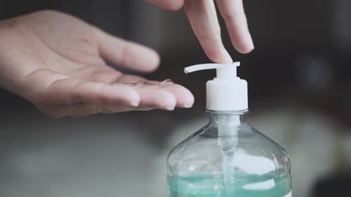 Händedesinfektionsgel in Zeitlupe für Händehygiene und Virenschutz.