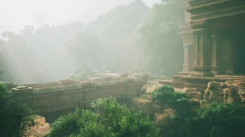Ancien temple caché dans la jungle luxuriante du Vietnam entouré de brume