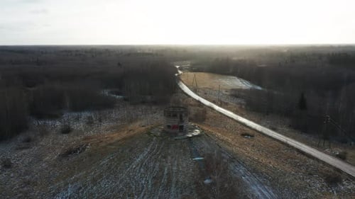 Vue aérienne de l'ancienne tour d'observation militaire abandonnée, ciel nocturne lumineux